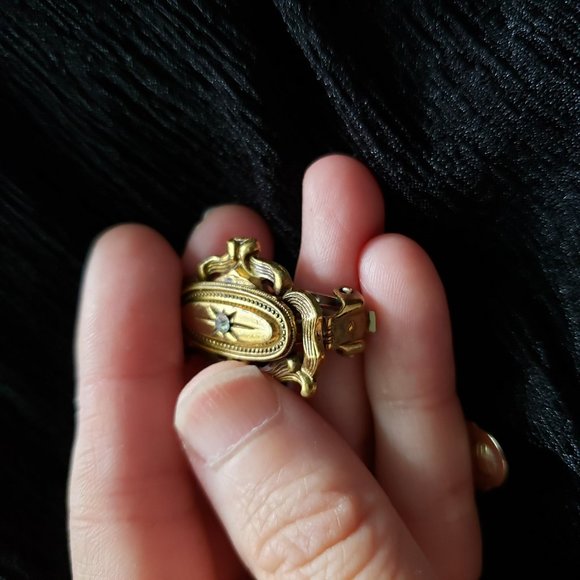 Stunning VTG Clip-on Earrings with Gem in the Centre - Picture 7 of 9